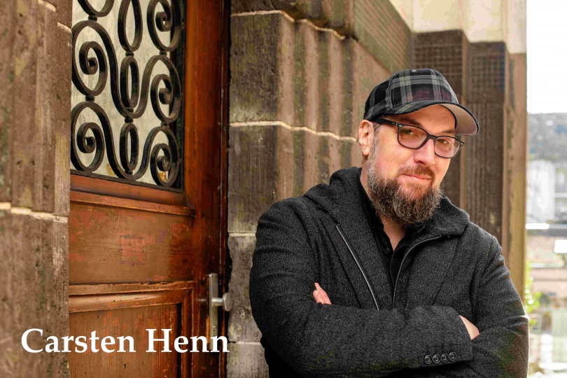 原作者卡斯騰赫恩自告奮勇客串《門對門移動書店》看到「忘我」。(圖/海鵬提供)