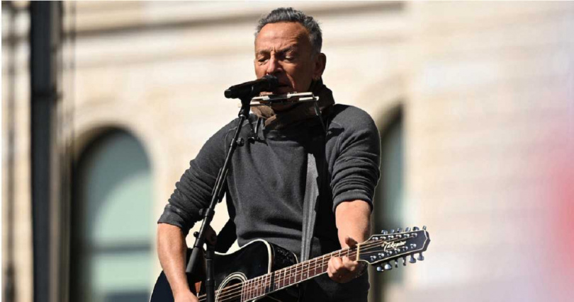 傳奇搖滾歌手「工人皇帝」史普林斯汀（Bruce Springsteen）創作歌曲紀念遭移民執法人員槍殺的美國公民。（圖／達志／美聯社）