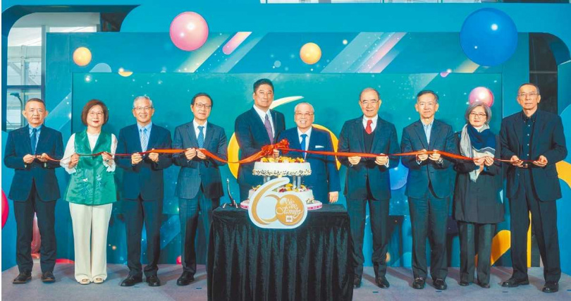 2026年為中國信託成立60周年，中信金控董事長顏文隆（右五）、中信慈善基金會董事長辜仲諒（左五）及副董事長陳國世（右四）、中信銀行董事長陳佳文（左四）等人慶祝中國信託60歲生日。（圖／中信金提供）