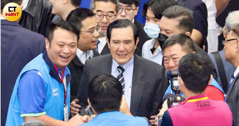 前總統馬英九（中）主持的基金會長期支持兩岸交流，近期卻因理念不和傳出內鬥傾軋，甚至馬英九個人記憶衰退問題都成了討論焦點。（圖／方萬民攝）