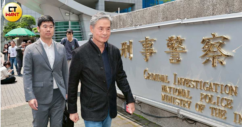 前國安會秘書長金溥聰（中）嚷嚷要對近期批評馬英九基金會的連串不實指控提告，但人率律師到了刑事警察局後轉趨低調，僅稱會先針對AI深偽影片告發。（圖／黃耀徵攝）