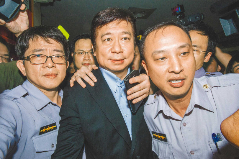 前陸委會特任副主委張顯耀（中）2014年被控涉入共諜案喧騰一時，後在2015年全案獲不起訴處分，然這波亂流讓時任總統馬英九的兩岸經營能力備受質疑。（圖／報系資料照）