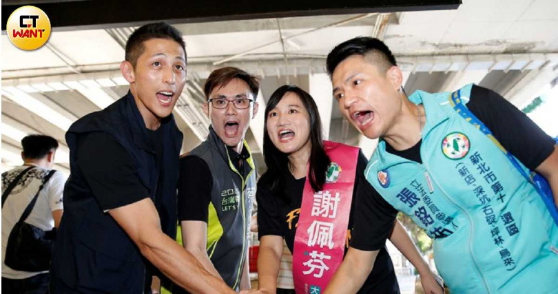 曾任民進黨台北市黨部主委的吳怡農(左)是否回鍋再戰主委,各界關注。(圖/黃耀徵攝)