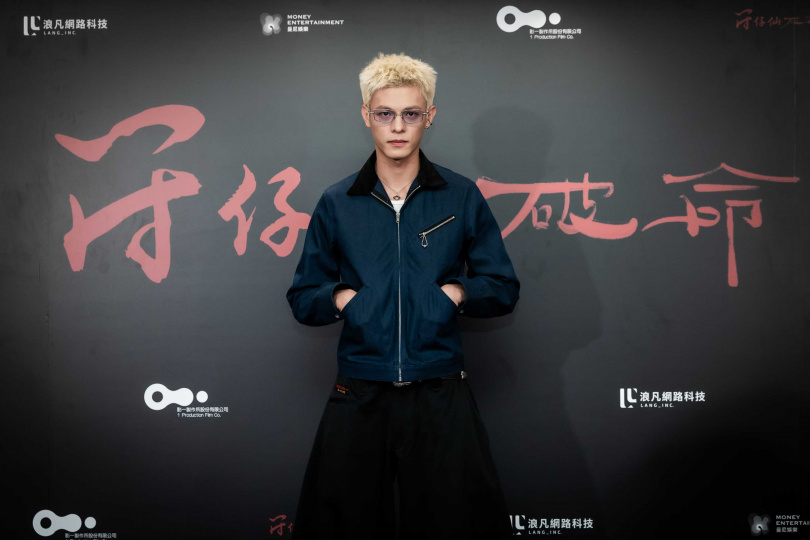 邱以太頂著全白頭髮帥氣現身。（圖／曼尼娛樂提供）