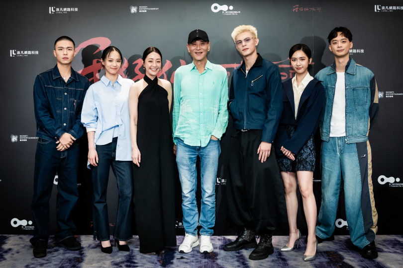 （左起）王碩瀚、蔡南筠、謝欣穎、喜翔、邱以太、何思靜、林志謙。（圖／曼尼娛樂提供）