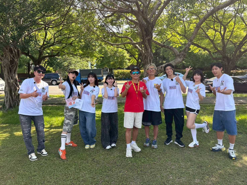 李易(左起)、郭源元、瑟七、阿樂、吳宗憲、KID、陳峻廷、壯壯、各務孝太。(圖/綜藝玩很大提供)