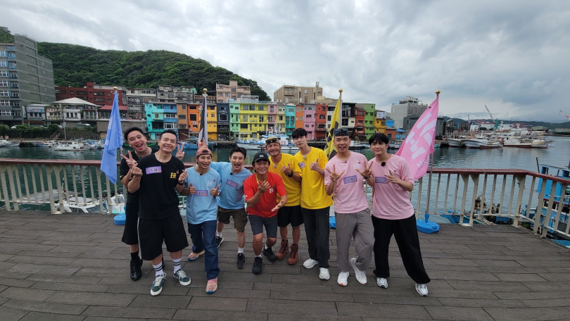 無尊（左起）、小鐘、逸祥、Eason、吳宗憲、KID、馮晨軒、八弟、Nelson。（圖／綜藝玩很大提供）