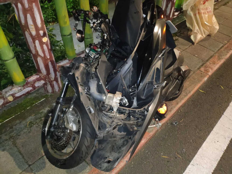 沈姓男大生的機車被撞到對折、零件四散。（圖／翻攝畫面）