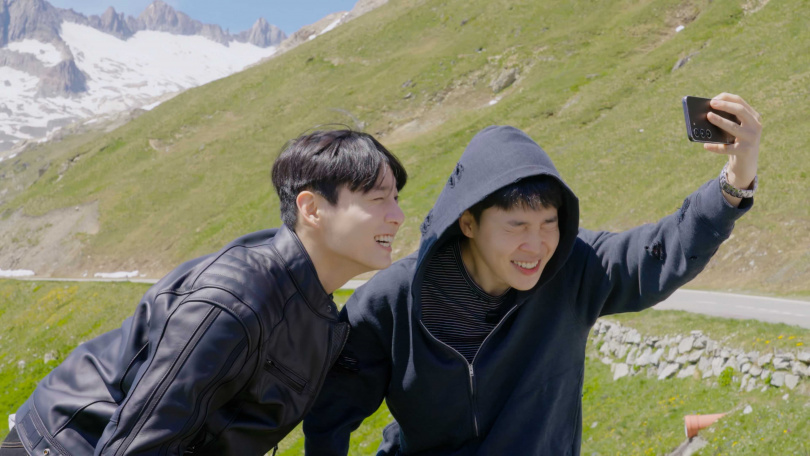 BTS「忙內LINE」J Jung Kook(左)、Jimin(右)一起從走訪多國。(圖/Disney+提供)