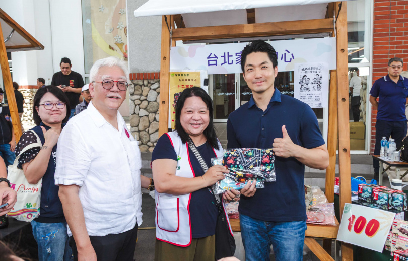 IEAT副理事長林宏銘(左)陪同台北市市長蔣萬安(右),巡視現場台北家扶中心攤位,予以加油打氣!(圖/IEAT提供)