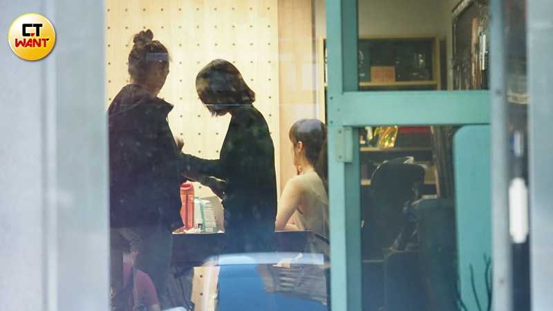 小薰與友人步行前往附近影像製作公司開會。（圖／本刊攝影組）