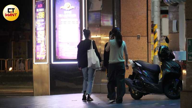 趁著巴威颱風停班停課放颱風假，小薰與友人前往大同區民權西路KTV嗨唱續攤。（圖／本刊攝影組）