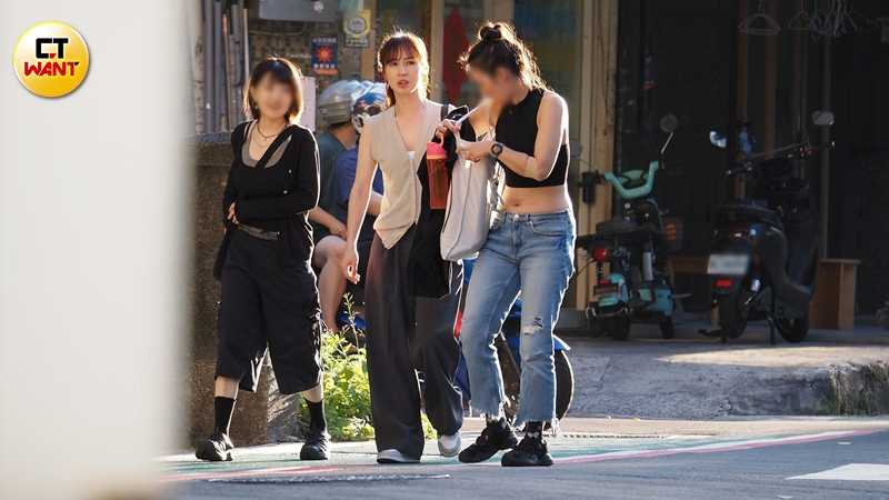 傍晚6點，小薰一行人散步離開咖啡廳。（圖／本刊攝影組）
