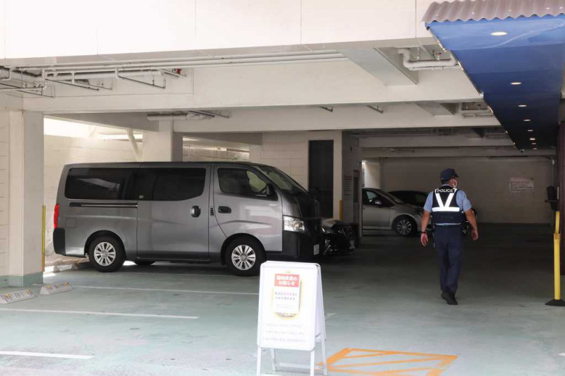 監視器拍下疑似巴拉德與屋宜杏奈一同進入飯店,之後男子獨自攜帶女子物品離開。(圖/達志/美聯社)