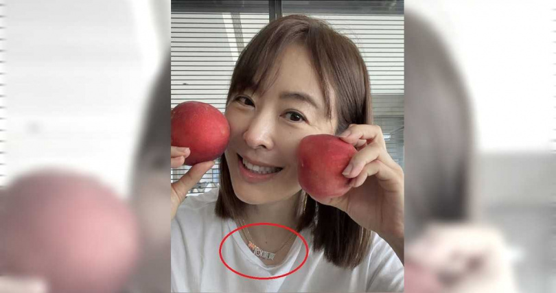 賈永婕當天佩戴「賈董101」及「賈董好棒棒」兩條訂製項鍊,價格合計約12萬元。(圖/取自臉書,賈永婕的跑跳人生)