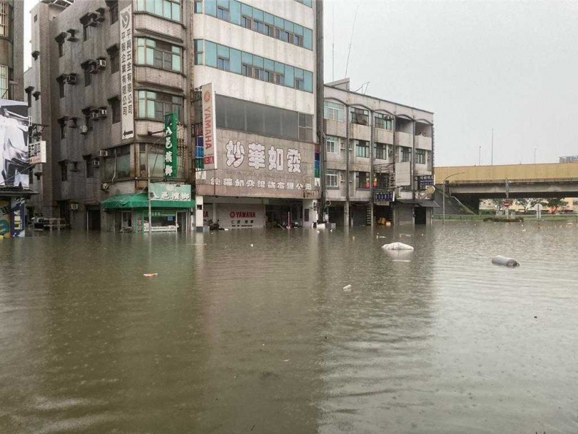 台南市6月26日多地淹大水。圖為仁德交流道下方道路淹水嚴重。(圖/讀者提供)