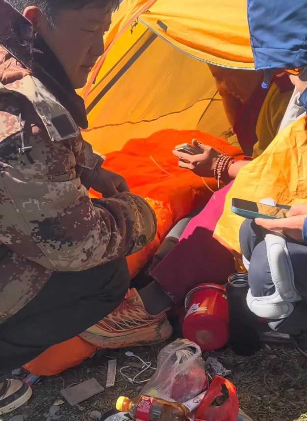 男子受困海拔約4600公尺的高山帳篷,其他登山客發現時,他已難以正常溝通及行動。(圖/翻攝自澎湃新聞)