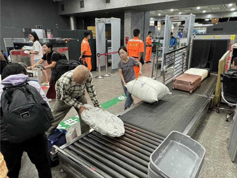 小三通乘客攜帶之行李應遵守隨船行李管理規定，切勿心存僥倖超量攜帶或接受不明人士委託攜帶非自有之貨物入出境，避免遭裁罰、查扣或補稅。（圖／中國時報于家麒攝）