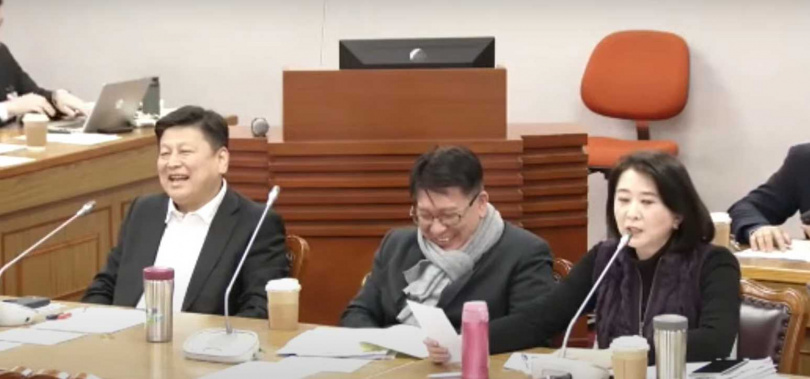 王鴻薇（右一）問柯建銘，昨天協商時已經強調「寧鳴而生」，究竟要講幾次才滿意，他身旁的傅崐萁、林思銘聞言也不禁苦笑（圖／翻攝自國會頻道）