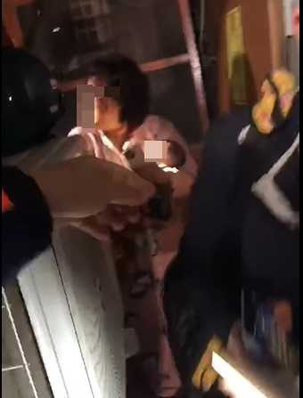 楠西區居民從倒塌的民宅中脫困。