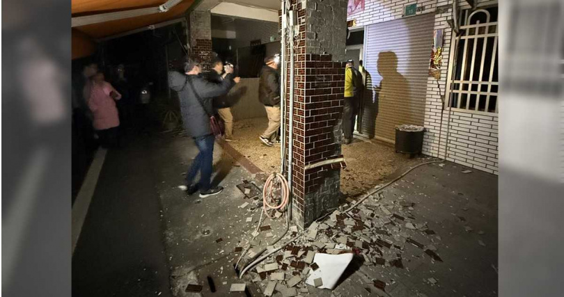 楠西區中興路63巷整排的透天厝民宅磁磚被地震震垮。(圖/中國時報記者寶智華攝)