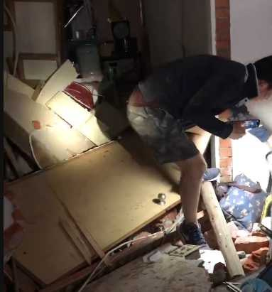 楠西區居民從倒塌的民宅中脫困。