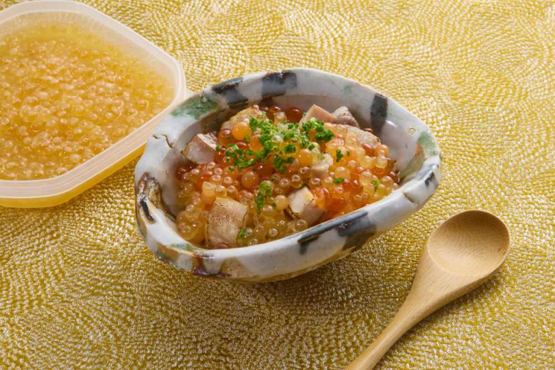 和食餐廳「淡粹」選用「YAMAE食品 宮崎辣味噌」、「SMOLT 月見黃金醬油漬魚卵」設計套餐中3道菜色，圖為「宮崎黑瀨鰤魚佐三色漬魚卵」。（圖／宮崎物產祭提供）