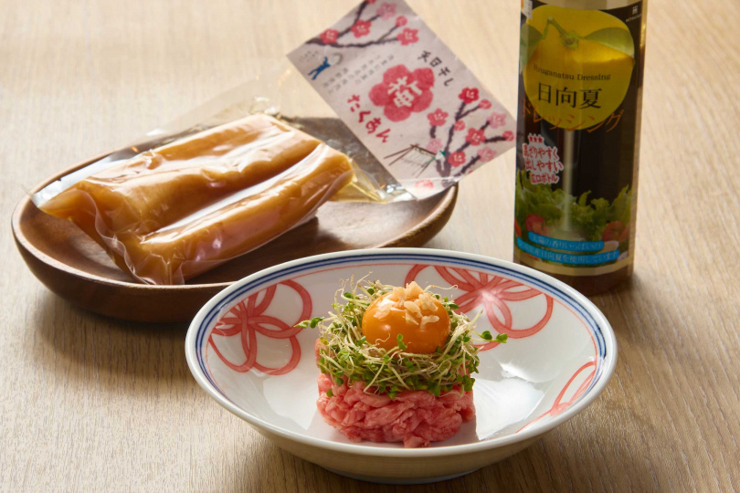 脂.板前炭火燒肉設計的「月見生牛肉」。（480元，圖／宮崎物產祭提供）