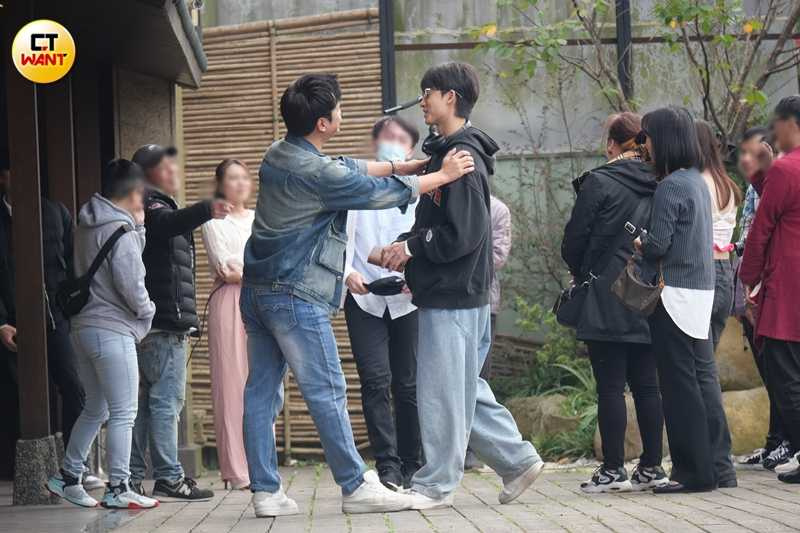 簡楨庭、張峻曜在現場排練有說有笑，看來氣氛十分歡樂。（圖／本刊攝影組）