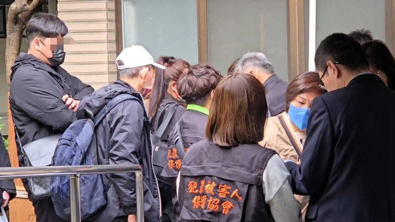 林女其它家屬及林女男友（左1）陸續抵達殯儀館陪同相驗。（圖／謝仁烜攝）