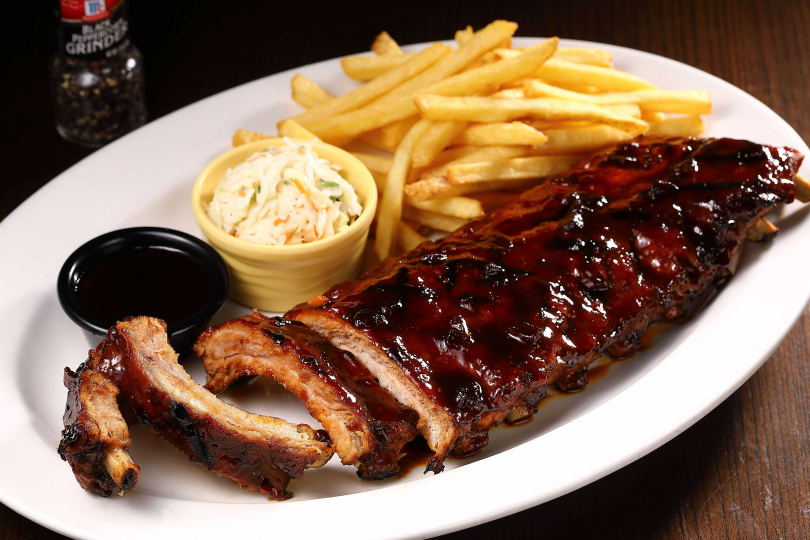 TGI FRIDAYS將於3月每週三推出碳烤豬肋排買一送一。（圖／開展餐飲集團提供）
