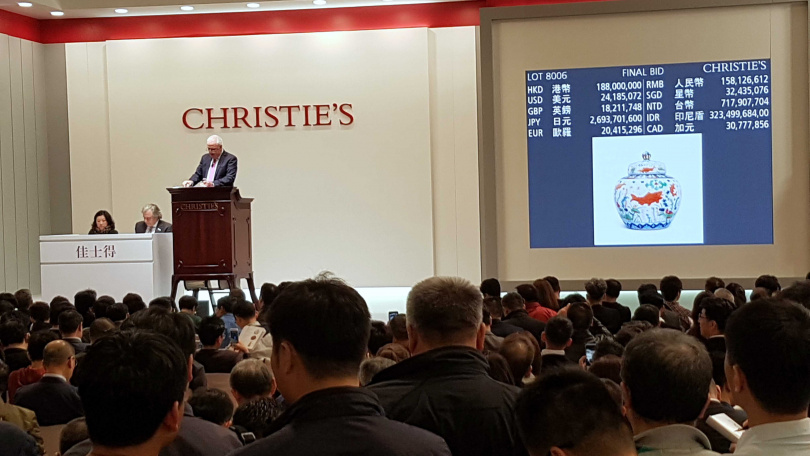 曹興誠的「明嘉靖五彩魚藻紋蓋罐」在2017年佳士得香港以2.14億港幣成交。（圖／報系資料照）