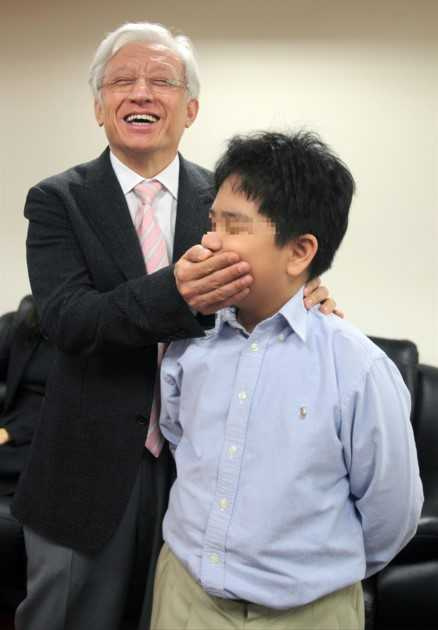 曹興誠曾跟兒子同台，媒體問他老爸的形象，他說：「聰明、有錢、偉大」讓曹興誠趕快掩住兒子的嘴巴，可見好感情。（圖／報系資料照）