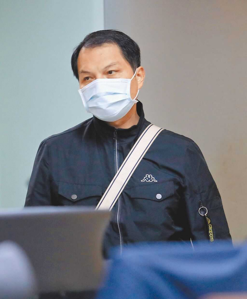 台北市警局涉嫌包庇賭博電玩,台北地檢署指揮警調等單位,兵分多路搜索台北市警局與萬華分局,約談保安大隊組員吳嘉葳,2日複訊後聲押禁見獲准。(圖/中國時報陳君瑋攝)