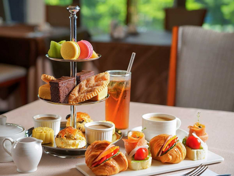 神旺商務酒店於2樓銀柏廳推出「英式雙人下午茶」，可品嘗2款鹹點、8道甜品，每套780元+10%，等於每人僅390元+10%起便可享用。（圖／神旺商務酒店提供）