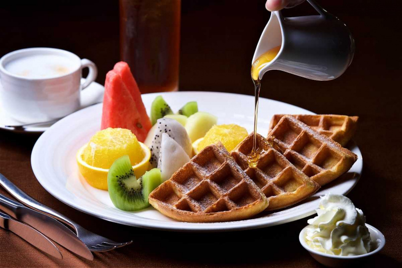 甜點控不能錯過以時令水果搭佐天然蜂蜜和鮮奶油的手作鬆餅系列。（圖／神旺商務酒店提供）