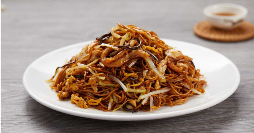 下午茶主食選項之一「木須肉炒拉麵」。（圖／樂天皇朝提供）