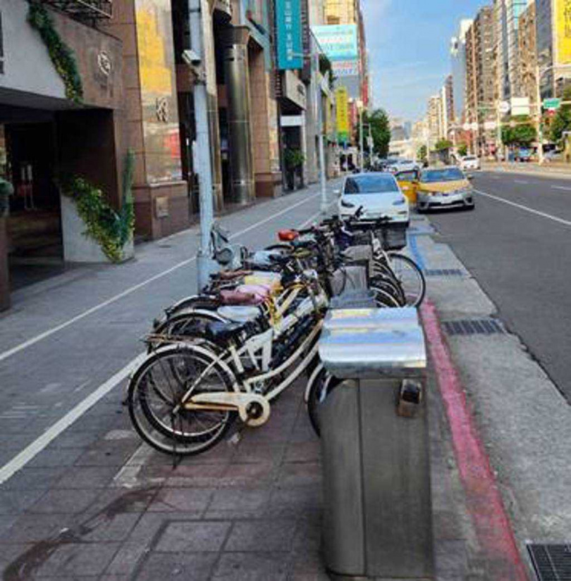 丟棄家戶垃圾於行人專用清潔箱者，將依《廢棄物清理法》告發，處3600元至6000元罰鍰。（圖／翻攝畫面）