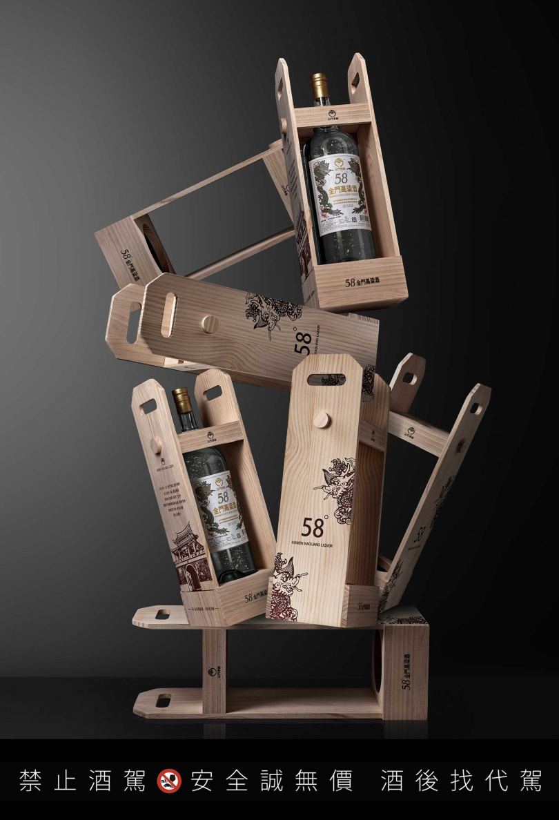 史上最大58白金龍以匠人手作玻璃瓶搭配專屬實松木展台,賦予酒款尊貴不凡的氣勢和收藏價值。(圖/黑松提供)。