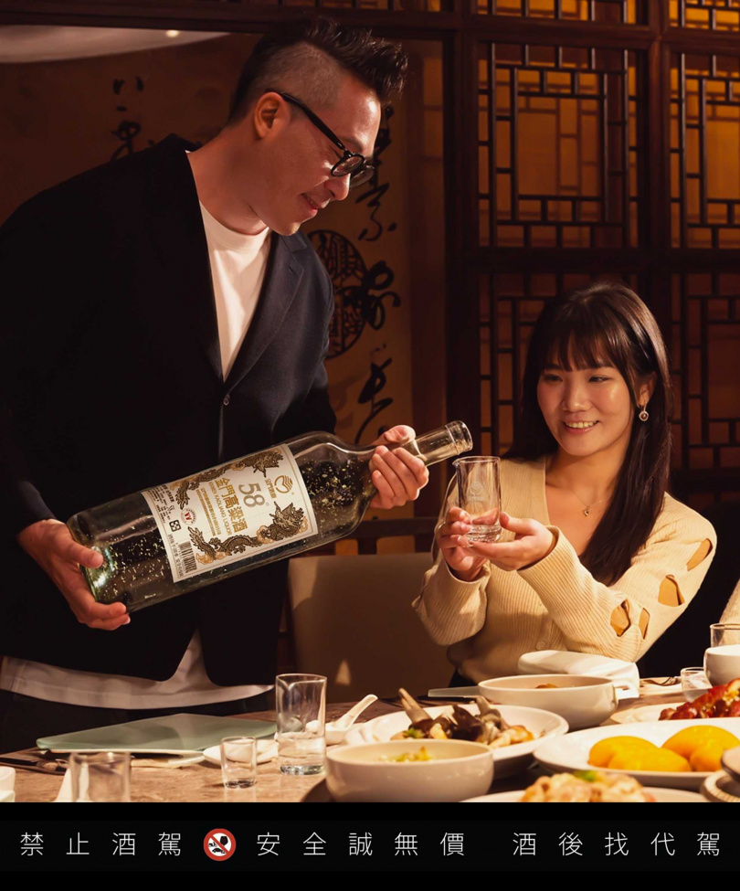 5.1L金門高粱酒(金箔版)精選世界金獎特A白金龍細膩酒體,搭配瓶中飄動的金箔打造品飲儀式感。(圖/黑松提供)。