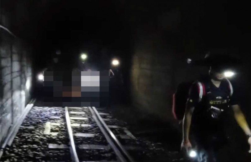 婦遭落石砸中滾落邊坡亡。（圖／翻攝畫面）