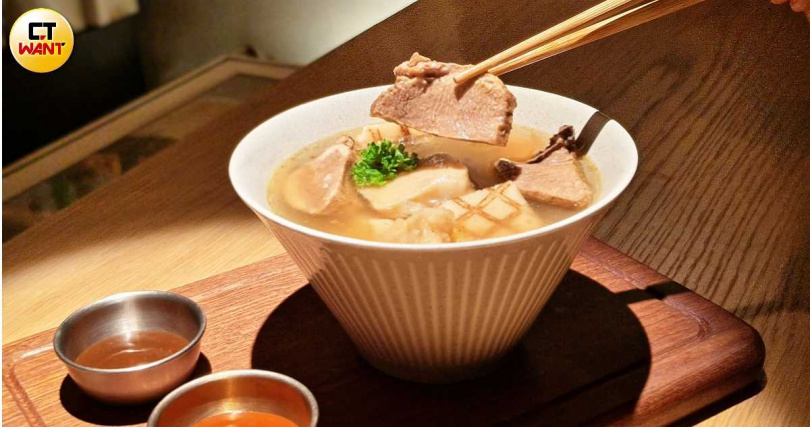 「日式厚切牛舌關東煮」清甜暖胃。（圖／魏妤靜攝）