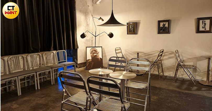 2樓空間各區家具、氛圍皆不同，例如圖中空間相對冷冽、適合少人數聚會。（圖／魏妤靜攝）