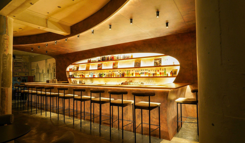 以特殊弧度設計的吧檯成為空間亮點，兩側還可見主理人為了來客的聆聽體驗特別購入的JBL大型喇叭，市價逼近百萬台幣。（圖／榕之島提供）