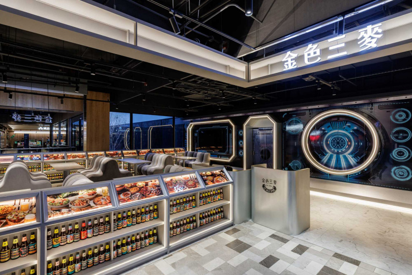 台灣精釀啤酒品牌「金色三麥」打造沉浸式宇宙感餐廳。（圖／誠品生活提供）