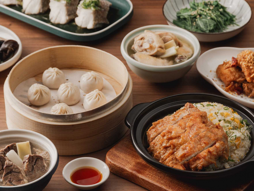 「漢來上海湯包」以18摺工藝、皮薄餡豐、湯汁飽滿的小籠湯包為招牌，並結合多道川滬名點與精緻小炒。（圖／漢來美食提供）