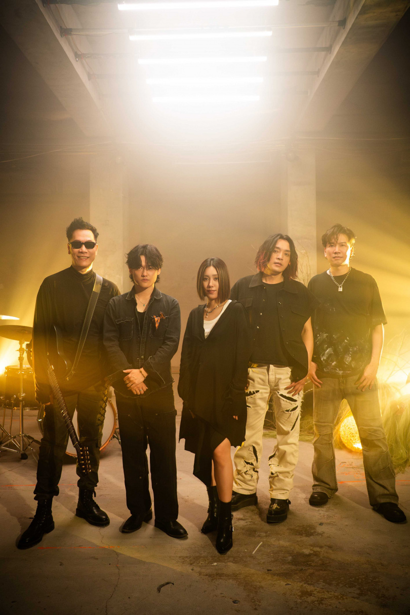 MV採現場演奏拍攝，知更與米非的對唱激盪出最真摯的情感。（圖／滾石唱片提供）