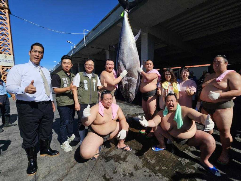 日本相撲力士參訪以黑鮪魚聞名的東港,進行「扛黑鮪魚、猜重量」與「拖魚PK賽」趣味競賽。(圖/中國時報羅琦文攝)