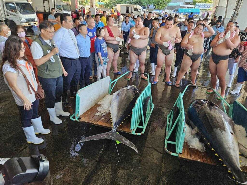 日本相撲錣山部屋力士9日上午參訪以黑鮪魚聞名的東港。(圖/中國時報羅琦文攝)