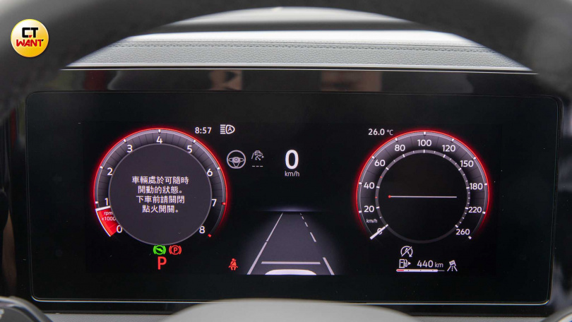 駕駛座正前方為搭配10.25吋全數位儀表以及HUD投影式抬頭顯示器。（圖╱劉耿豪攝）